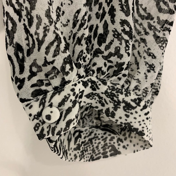 Dynamite printed blouse size small. - Picture 6 of 7